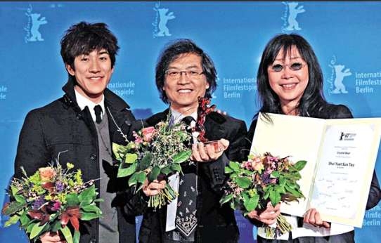 gala_premiere_09_20110301_1963642199